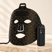Masque LED noir et contrôleur sur un socle clair