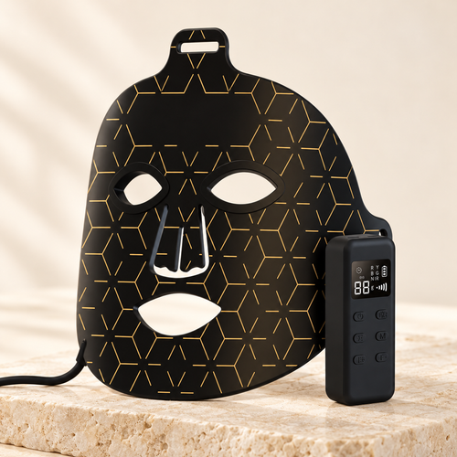 Masque LED noir et contrôleur sur un socle clair